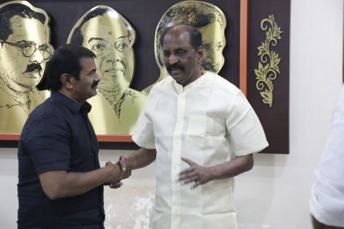 முத்தமிழ்ப்பேரறிஞர் கவிப்பேரரசு ஐயா வைரமுத்து அவர்களின் தாயார் அம்மா அங்கம்மாள் அவர்கள் மறைவெய்தியதையடுத்து, தேனி மாவட்டம் கெங்குவார்பட்டியில் அமைந்துள்ள ஐயாவின் தோட்ட இல்லத்தில் 11-05-2025 அன்று நேரில் சந்தித்து ஐயா வைரமுத்து அவர்களுக்கும் அவரது குடும்பத்தினருக்கும் ஆறுதல் தெரிவித்தபோது