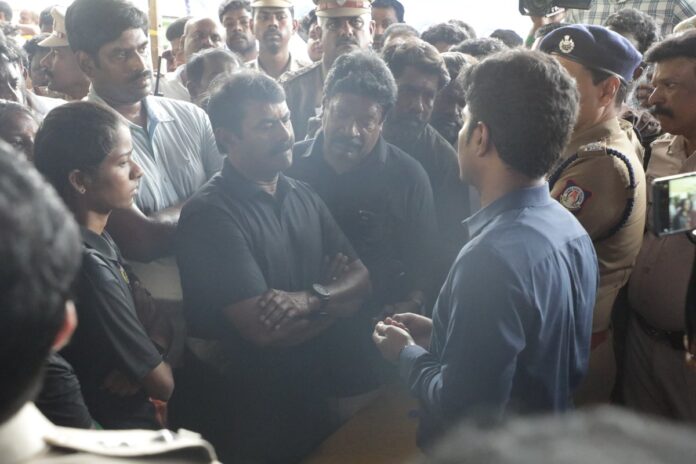 அடையாறு ஆற்றின் கரையைப் பலப்படுத்தி அதனருகே நடைபாதைகளும் பூங்காக்களும் அமைக்கப் போவதாகக் கூறி சென்னை அனகாபுத்தூர் பகுதியில் 750 வீடுகளை இடித்து, 60 ஆண்டுகளுக்கும் மேலாக வசித்துவரும் அங்கு வசிக்கும் 3500க்கும் மேற்பட்ட மக்களை அங்கிருந்து வலுக்கட்டாயமாக வெளியேற்ற முனையும் திமுக அரசின் மக்கள் விரோதப் போக்கிற்கு எதிராகவும், பாதிக்கப்பட்டுள்ள மக்களுக்கு ஆதரவாகத் துணைநிற்கும் விதமாகவும் இன்று 21-05-2025 நேரில் சென்று, வாழ்வாதார உரிமைகளுக்காகப் போராடிவரும் பாதிக்கப்பட்ட மக்களைச் சந்தித்து ஆறுதல் கூறினேன்.
https://t.co/ujxo1od3Mm
தமிழ்நாடு அரசு சென்னை அனகாபுத்தூர் பகுதியில் வாழ்ந்து வரும் பூர்வகுடி மக்களை வலுக்கட்டாயமாக வெளியேற்றுவதை உடனடியாக நிறுத்தி, அவர்களது வீடுகளை இடிக்கும் உத்தரவை உடனடியாகத் திரும்பப் பெறவேண்டுமென்றும், வீடுகள் இடிக்கும் திட்டத்தை நிரந்தரமாக கைவிட வேண்டுமெனவும் வலியுறுத்துகிறேன்.
மேலும், பல தலைமுறைகளாக வாழ்ந்து வரும் வசிப்பிடங்களை விட்டு பூர்வகுடி மக்களைத் திட்டமிட்டு அப்புறப்படுத்தும் இதுபோன்ற கொடுங்கோன்மைச் செயல்கள், இனியும் தொடரக்கூடாதென்றும் தமிழ்நாடு அரசை கேட்டுக்கொள்கிறேன்.
@CMOTamilnadu @mkstalin