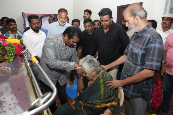 திரைப்பட இயக்குநர், ஒளிப்பதிவாளர், நடிகர் என்று பன்முகத்திறன் கொண்ட திரைக்கலைஞர் அன்பிற்கினிய அண்ணன் வேலு பிரபாகரன் அவர்கள் மறைவெய்திய துயரச் செய்தியறிந்து இன்று 19-07-2025 சென்னையில் உள்ள அவரது இல்லத்திற்கு நேரில் சென்று, அவரது திருவுடலுக்கு இறுதி வணக்கம் செலுத்தி, அண்ணனின் மறைவால் துயருற்றுள்ள அம்மாவுக்கும், குடும்பத்தினருக்கும், உறவினர்களுக்கும், திரைத்துறை நண்பர்களுக்கும், ரசிகர்களுக்கும் என்னுடைய ஆறுதலைத்தெரிவித்து, துயரில் பங்கெடுத்தேன்.
ஐயா வேலு பிரபாகரன் அவர்களுக்கு என்னுடைய கண்ணீர் வணக்கம்!
https://t.co/ZGHn39peGb