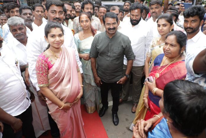 நாம் தமிழர் கட்சியின் இளைஞர் பாசறை மாநில ஒருங்கிணைப்பாளர் அன்புத்தங்கை
மருத்துவர் அபிநயா பொன்னிவளவன் மற்றும் அன்புத்தங்கை மருத்துவர் நந்தினி மோகன் ஆகியோர் இணைந்து விழுப்புரம் கே.கே.சாலையில் தொடங்கியுள்ள மருத்துவமனையை இன்று ஆடி 6 ஆம் நாள் (22.07.2025) திறந்து வைத்து வாழ்த்தியபோது,
