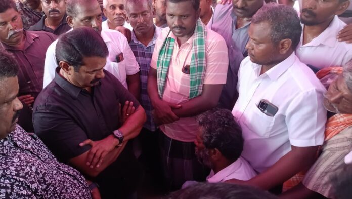 பட்டப்பகலில் வெட்டி ஆணவப் படுகொலை செய்யப்பட்ட தூத்துக்குடி மாவட்டம், ஆறுமுகமங்கலம் கிராமத்தைச் சேர்ந்த மென்பொறியாளர் தம்பி கவின் அவர்களின் இறுதி வணக்க நிகழ்வில் பங்கேற்று, தம்பியின் திருவுடலுக்கு மலர் வணக்கம் செலுத்தி, தம்பியை இழந்து ஆற்ற முடியா துயரத்தில் வாடும் பெற்றோருக்கு ஆறுதல் தெரிவித்து, உரிய நீதியைப் பெற்றுத்தர நாம் தமிழர் கட்சி துணை நிற்கும் என்று உறுதி அளித்தேன்.
https://t.co/f2Kb9hkfZs