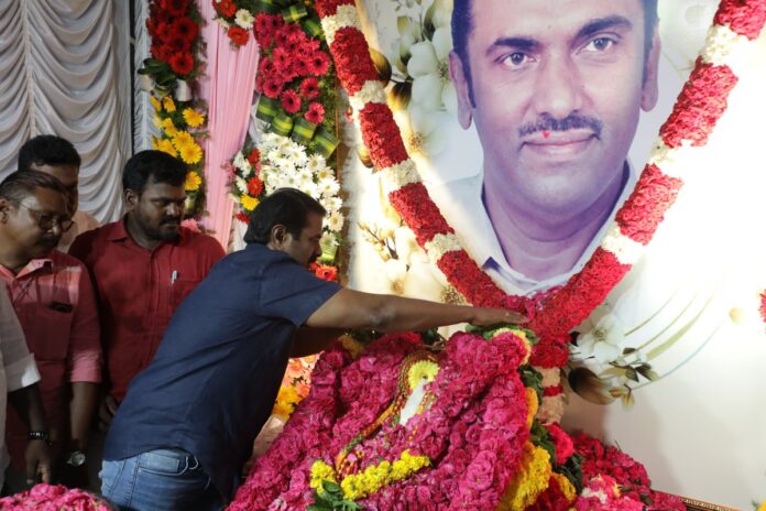 ‘மாலை முரசு’ நிறுவனர் ஐயா இராமச்சந்திர ஆதித்தனார் அவர்களினுடைய 91ஆம் ஆண்டு பிறந்தநாளையொட்டி, இன்று 11-08-2025 சென்னை - அண்ணாசாலையில் அமைந்துள்ள மாலை முரசு அலுவலகத்தில் நடைபெற்ற மலர் வணக்க நிகழ்வில், நாம் தமிழர் கட்சி சார்பாக பங்கேற்று ஐயாவின் திருவுருவப்படத்திற்கு மாலை அணிவித்து மலர்வணக்கம் செலுத்தினேன்.