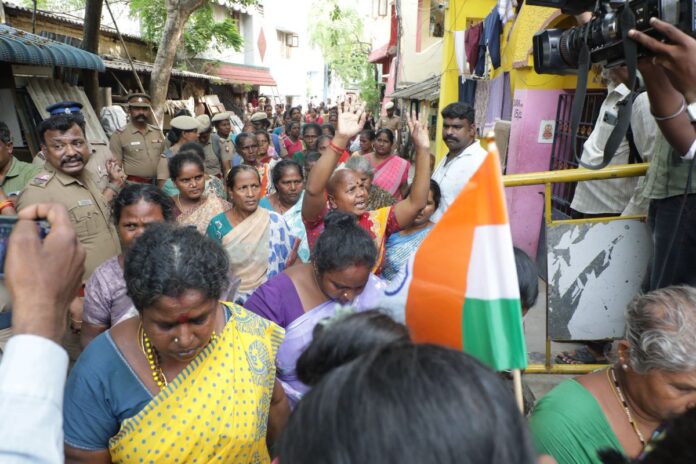 பணி நிரந்தரம் செய்யக்கோரி, தனியார்மயத்துக்கு எதிராக சென்னை, ரிப்பன் மாளிகை வாசலில் தொடர்ந்து 13 நாட்களாக அறவழியில் போராடி வந்த தூய்மைப்பணியாளர்களை திமுக அரசு காவல்துறையினர் மூலம் இரவோடு இரவாகக் குண்டுகட்டாகக் கைதுசெய்து, நகரின் 8க்கும் மேற்பட்ட வெவ்வேறு இடங்களில் 12 மணி நேரத்திற்கு மேலாக சிறைபடுத்தி அடைத்துவைத்துள்ளது. உறவுகளின் நிலை அறியவும், உடனடியாக விடுவிக்க வலியுறுத்தும் விதமாகவும் இன்று 14-08-2025 சென்னை வேளச்சேரியில் உள்ள மண்டபத்திற்கு நேரில் சென்று சந்தித்து ஆறுதல் தெரிவித்தேன்.
தனியார்மயத்துக்கு ஆதரவாகவும், தனியார் முதலாளிக்கு ஆதரவாகவும் மண்ணின் மக்கள் மீது தொடுக்கப்பட்ட இத்தகைய கோரத்தாக்குதல்கள் திமுகவின் கொடுங்கோல் ஆட்சிக்கு முடிவுரை எழுதும் என்பது திண்ணம். திராவிட மாடலெனக் கூறி, அடக்குமுறை ஆட்சியைக் கட்டவிழ்த்துவிடும் ஆட்சியாளர்களே! உங்கள் அதிகாரத்திமிரும், பதவி மமதையும், ஆணவவெறியும் அடங்கும் நாள் வெகுதொலைவில் இல்லை!
https://t.co/4goCvLmuIe
https://t.co/lwB7Nc8uDr