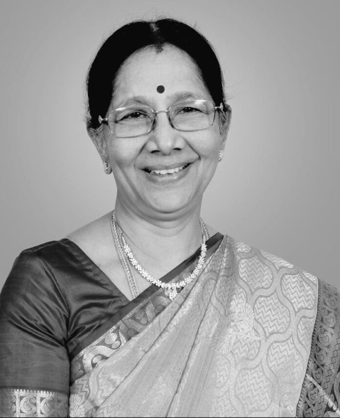 திமுகவின் பொருளாளரும், நாடாளுமன்ற மக்களவைக் குழுத் தலைவருமான மதிப்பிற்குரிய ஐயா டி.ஆர்.பாலு அவர்களின் மனைவியும், தொழிற்துறை அமைச்சர் தம்பி டி.ஆர்.பி.ராஜா அவர்களின் தாயாருமான அம்மா ரேணுகா தேவி அவர்கள் மறைவுற்ற செய்தியறிந்து பெருந்துயரம் அடைந்தேன்.
தனது வாழ்க்கைத்துணையை இழந்து வாடும் ஐயா பாலுவுக்கும், ஆருயிர் அன்னையை இழந்து வாடும் தம்பி ராஜாவுக்கும், அவர்களது குடும்பத்தினருக்கும், உறவுகளுக்கும்,
என்னுடைய ஆறுதலைத் தெரிவித்து, துயரத்தில் பங்கெடுக்கிறேன்.
அம்மா ரேணுகா தேவி அவர்களுக்கு என்னுடைய கண்ணீர் வணக்கத்தைச் செலுத்துகிறேன்.
@TRBRajaa