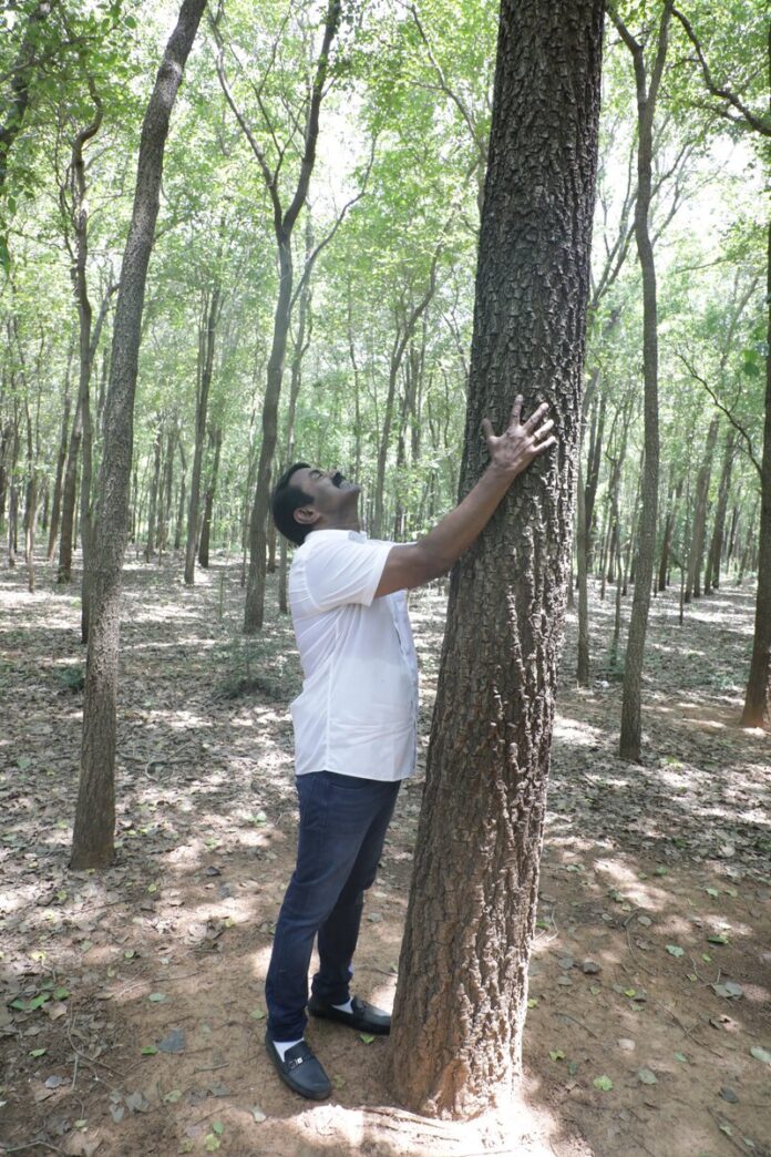 நாம் தமிழர் கட்சியின் சுற்றுச்சூழல் பாசறை சார்பாக,
"மரங்களோடு பேசுவோம்!
மரங்களுக்காகப் பேசுவோம்!"
என்ற தலைப்பில்
வருகின்ற 30-08-2025 அன்று
திருவள்ளூர் மாவட்டம், திருத்தணி அருகே அருங்குளம் கிராமத்தில்,
நடைபெறவிருக்கின்ற
மரங்களின் மாநாட்டுக்கான இடத்தை இன்று 20-08-2025 நேரில் சென்று பார்வையிட்டேன்.
https://t.co/5PnLfySodc