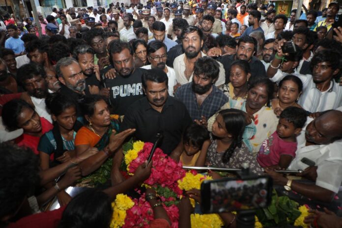 திமுக அரசின் அலட்சியப்போக்கால் தேங்கி நின்ற மழை நீரில், அறுந்து கிடந்த கம்பிவடம் மூலம் மின்சாரம் பாய்ந்து உயிரிழந்த சோழிங்கநல்லூர் கண்ணகி நகர் பகுதியைச் சேர்ந்த தூய்மைப் பணியாளர் தங்கை வரலட்சுமி அவர்களின் கண்ணகி நகர் இல்லத்திற்கு நாம் தமிழர் கட்சி உறவுகளுடன் (23-08-2025) நேரில் சென்று அவரது திருவுடலுக்கு இறுதி வணக்கம் செலுத்தி, ஆதரவற்று நிற்கும் அவரது இரண்டு பிள்ளைகளுக்கும் குடும்பத்தினருக்கும் ஆறுதல் கூறினேன்.
https://t.co/Up0nw8yUtf