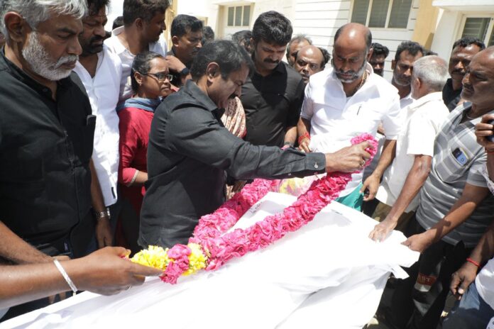 நேற்று 27-09-2025 கரூரில் தவெக தலைவர் தம்பி விஜய் அவர்களின் பரப்புரைக் கூட்டத்தில் ஏற்பட்ட கூட்ட நெரிசலில் சிக்கி குழந்தைகள் மற்றும் பெண்கள் உட்பட பலர் உயிரிழந்ததுடன், மேலும் பலர் படுகாயமடைந்து, பலர் கவலைக்கிடமாக உள்ள பெருந்துயரச் செய்தியறிந்து, இரவோடு இரவாக கரூர் நோக்கி விரைந்து, இன்று 28-09-2025 கரூர் அரசு மருத்துவமனைக்கு நேரில் சென்று உயிரிழந்தவர்களின் உடல்களுக்கு இறுதி வணக்கம் செலுத்தி, ஈடுசெய்ய இயலாத பேரிழப்பில் துயருற்றுள்ள அவர்களது குடும்பத்தினருக்கு ஆறுதல் தெரிவித்தேன்.