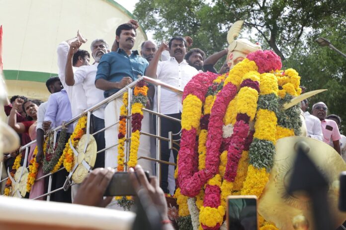 நம் பரம்பரை வீரத்தை பாருக்கு காட்டிய தென்னவன்..! பரங்கியரை போரிட்டு விரட்டிய மன்னவன்..! தமிழ்ப்பேரினத்தின் வீரப்பெரும்பாட்டன் மாமன்னர் பூலித்தேவன் அவர்களின் 310ஆம் ஆண்டு பிறந்தநாளையொட்டி இன்று 01-09-2025 தென்காசி மாவட்டம், சங்கரன்கோவில் வட்டத்தில் அமைந்துள்ள நெற்கட்டான் செவ்வயலில் அமைந்துள்ள பாட்டனாரின் நினைவிடத்தில், நாம் தமிழர் கட்சி சார்பாக மலர்வணக்கம் செலுத்தினேன்.
https://t.co/sI0mulmJgY