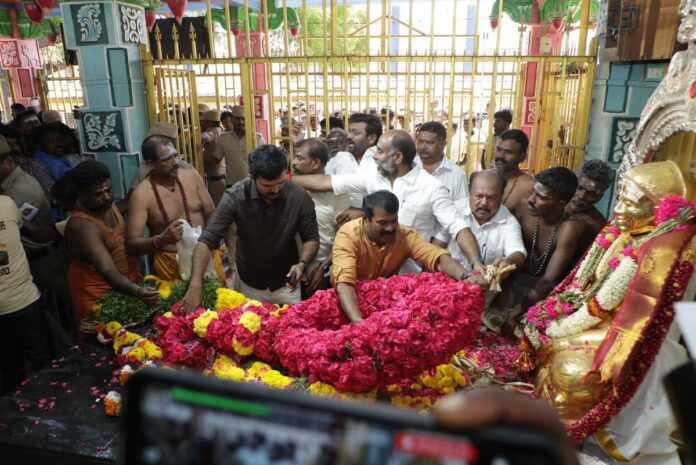 தெய்வத்திருமகன் நமது தாத்தா முத்துராமலிங்கத்தேவர் திருநாளையொட்டி,
இன்று ஐப்பசி 13ஆம் நாள் 30-10-2025 காலை, இராமநாதபுரம் மாவட்டம், பசும்பொன் சிற்றூரில் உள்ள தாத்தாவின் நினைவிடத்திற்கு நாம் தமிழர் கட்சி உறவுகளுடன் சென்று மலர்வணக்கம் மற்றும் புகழ்வணக்கம் செலுத்தினேன்.