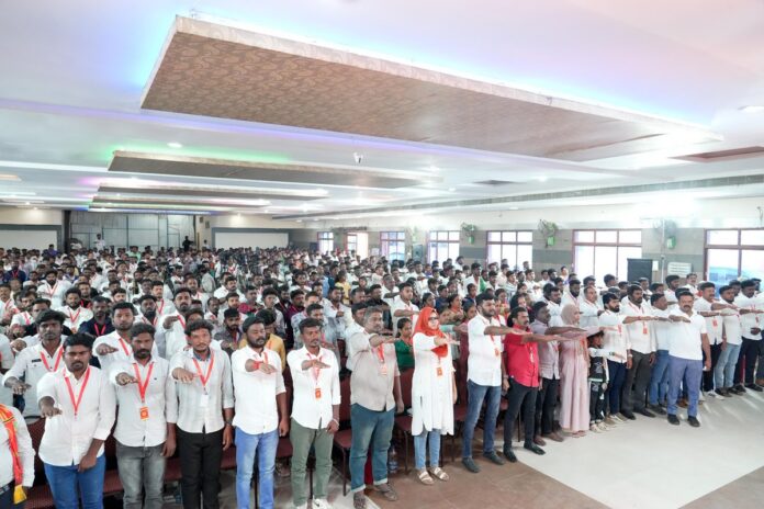 இளையோர் படை எழுக!
இன விடுதலை வெல்க!
மார்கழி 05ஆம் நாள் (20-12-2025) அன்று காலை 10 மணியளவில், திருச்சி எல்.கே.எஸ்.மகால் (LKS Mahal) மண்டப அரங்கில் பேரெழுச்சியாக நடைபெற்ற நாம் தமிழர் கட்சியின் இளைஞர் பாசறை மாநிலக் கலந்தாய்வுக் கூட்டம்.
https://t.co/Jf49LKInZe