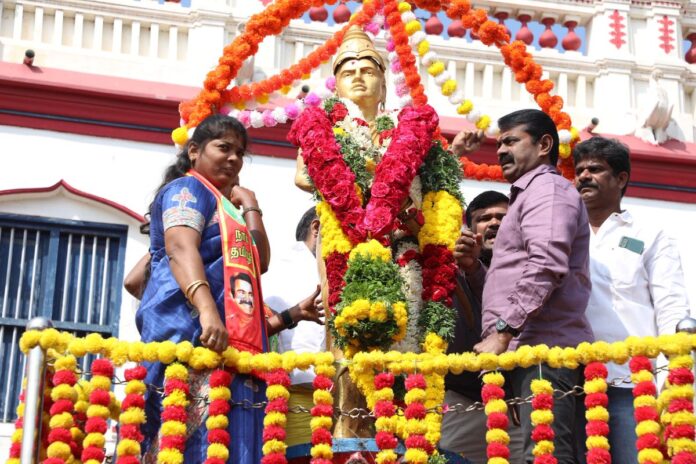 வெள்ளைய ஏகாதிபத்தியத்தை எதிர்த்துப் போரிட்ட வீரப்பேரரசி!
நம் வீரப்பெரும்பாட்டி வேலுநாச்சியார் அவர்களின் நினைவுநாளையொட்டி, மார்கழி 10ஆம் நாள் (25-12-2025) இன்று காலை 10 மணியளவில் சிவகங்கை அரண்மனை வாயிலில் உள்ள வீரப்பெரும்பாட்டி வேலுநாச்சியார் அவர்களின் திருவுருவச்சிலைக்கும், அரண்மனைக்குள் இருந்த திருவுருவச்சிலைக்கும், மணிமண்டபத்திலும் நாம் தமிழர் கட்சி சார்பாக மலர் வணக்கம் செலுத்தினேன்.
https://t.co/hDxHxMHnvr