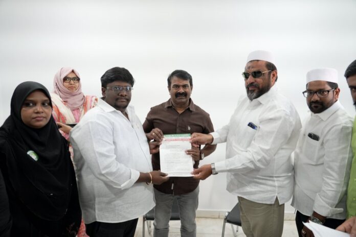 ராஷ்டிரிய உலமா கவுன்சில் மாநிலத் தலைவர் அன்பிற்குரிய சகோதரர் அக்ரம்கான் மற்றும் தமிழ்நாடு சுன்னத் ஜமாத் அமைப்பின் நிர்வாகிகள் இன்று 11-03-2026 நாம் தமிழர் கட்சித் தலைமை அலுவலகத்திற்கு நேரில் வந்து சந்தித்து, வருகின்ற சட்டமன்றத் தேர்தல்-2026இல் நாம் தமிழர் கட்சிக்கு தங்களது இயக்கங்கள் சார்பாக முழு ஆதரவைத் தெரிவித்துக் கொள்வதாகவும், 234 தொகுதிகளிலும் நாம் தமிழர் கட்சி வேட்பாளர்களுடன் இணைந்து தேர்தல் களப்பணியாற்றுவதாகவும் உறுதியளித்தனர்.