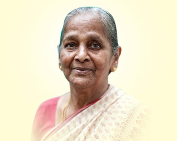 அரசியல் விமர்சகர் தம்பி சவுக்கு சங்கர் அவர்களின் தாயார் அம்மா கமலா ஆச்சிமுத்து அவர்கள் மறைவெய்திய செய்தியறிந்து பெரும் அதிர்ச்சியும், ஆழ்ந்த மனத்துயரும் அடைந்தேன். உயிருக்கினிய தாயை இழந்து வாடும் தம்பி சங்கருக்கும், குடும்பத்தாருக்கும், உறவுகளுக்கும் எனது ஆறுதலைத் தெரிவித்து, துயரத்தில் பங்கெடுக்கிறேன்.
அம்மா கமலா ஆச்சிமுத்து அவர்களுக்கு என்னுடைய கண்ணீர் வணக்கத்தைச் செலுத்துகிறேன்.