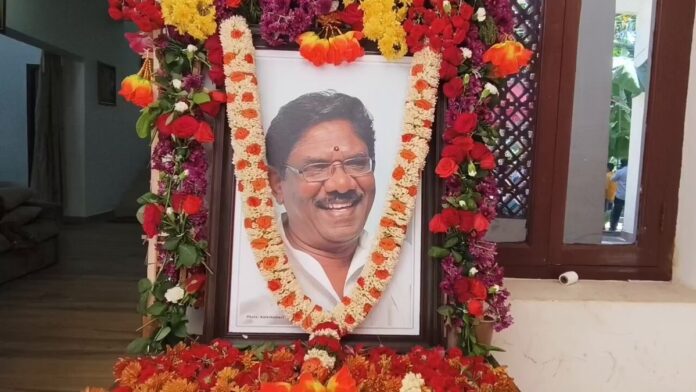 மறைந்த ‘இயக்குநர் இமயம்’ அப்பா பாரதிராஜா அவர்களின் திருவுடல் முழு அரசு மரியாதையுடன் நல்லடக்கம் செய்யப்பட்ட தேனி மாவட்டம், தேவதானப்பட்டி அருகே காட்ரோட் பகுதியில் உள்ள அப்பாவின் பண்ணை வீட்டில் இன்று 09-07-2026 நடைபெற்ற 30ஆம் நாள் நினைவேந்தல் நிகழ்வில் குடும்பத்தினருடன் பங்கேற்று மலர் வணக்கம் செலுத்தினேன்.