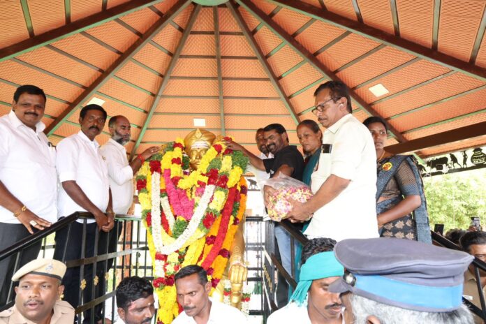 ஈரோடு மாவட்டம் ஓடாநிலையில் இன்று ஆடி 18ஆம் நாள் (03-08-2026) நடைபெற்ற வீரப்பெரும்பாட்டன் தீரன் சின்னமலை அவர்களின் வீரப்புகழ் போற்றும் நிகழ்வில் நாம் தமிழர் கட்சி உறவுகளுடன் சென்று மலர் வணக்கம் செலுத்தினேன். https://twitter.com/Seeman4TN/status/2084171644931539189